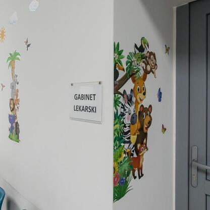 Nowoczesny, kolorowy pokój dla dzieci w szpitalu, zaprojektowany z myślą o komforcie. (wygenerowano przez AI)