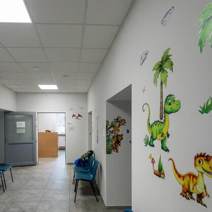Nowoczesny, kolorowy pokój dla dzieci w szpitalu, z dekoracjami dinozaury. (wygenerowano przez AI)
