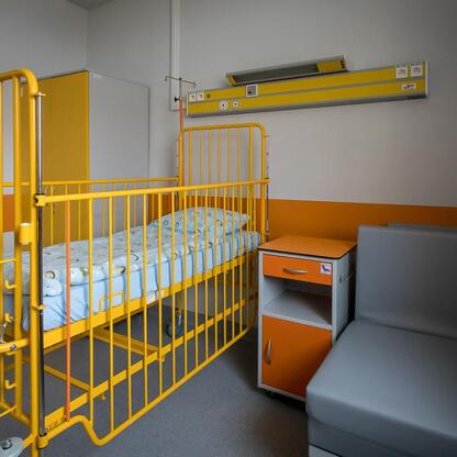Nowoczesny, bezpieczny i przyjazny dla dzieci oddział pediatryczny w Szpitalu Specjalistycznym nr 2 w Bytomiu. (wygenerowano przez AI)