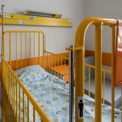 Nowoczesny, bezpieczny i przyjazny dla dzieci oddział pediatryczny w Szpitalu Specjalistycznym nr 2 w Bytomiu. (wygenerowano przez AI)
