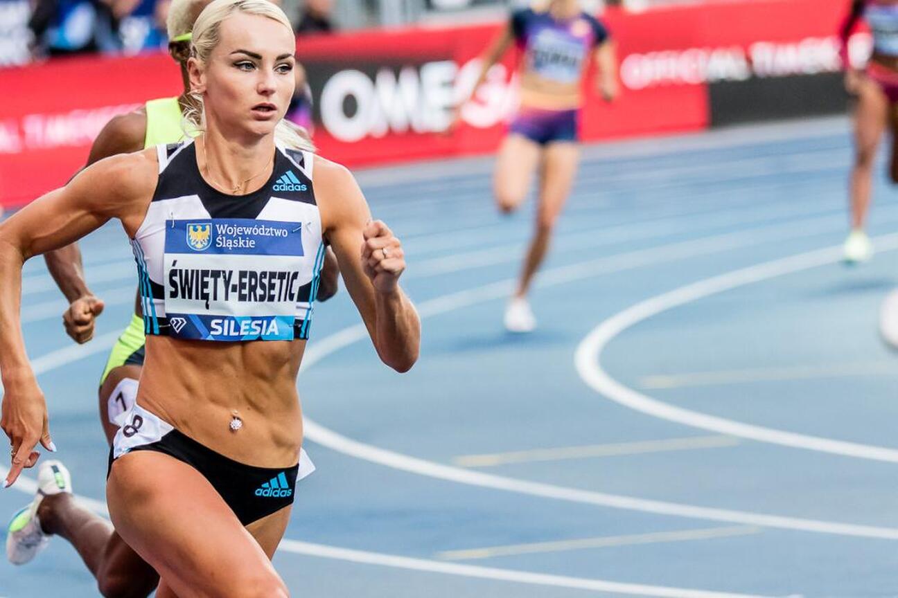 Na bieżącej biegowej trasie, sportowiec w mundurze Śląska. (wygenerowano przez AI)