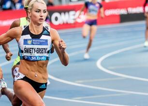Na bieżącej biegowej trasie, sportowiec w mundurze Śląska. (wygenerowano przez AI)
