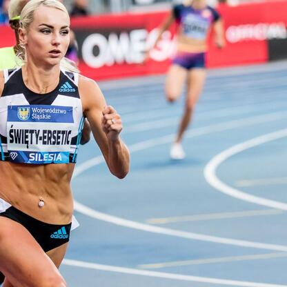 Na bieżącej biegowej trasie, sportowiec w mundurze Śląska. (wygenerowano przez AI)