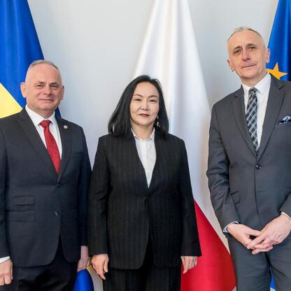 Leszek Pietraszek, wicemarszałek województwa śląskiego, wraz z ambasadorem Mongolii Oyundari Navaan-Yunden i sekretarzem Bagakhuu Nyamsuren podczas spotkania w Katowicach. (wygenerowano przez AI)