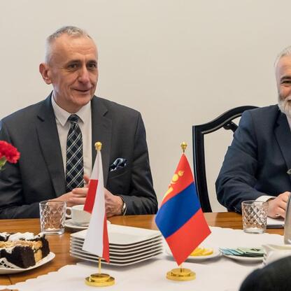 Leszek Pietraszek, Wicemarszałek Województwa Śląskiego, wraz z Oyundari Navaan-Yunden, Ambasadorem Mongolii w Polsce, podczas spotkania w Katowicach. (wygenerowano przez AI)
