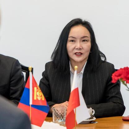 Formalne spotkanie dyplomatyczne w Katowicach, gdzie ambasador Mongolia Oyundari Navaan-Yunden i Leszek Pietraszczak omawiają rozwój współpracy polsko-mongolskiej. (wygenerowano przez AI)