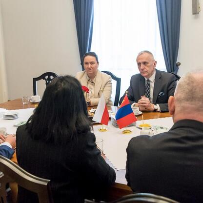 Wicemarszałek Leszek Pietraszek i ambasador Mongolia Oyundari Navaan-Yunden omawiają rozwój współpracy polsko-mongolskiej. (wygenerowano przez AI)