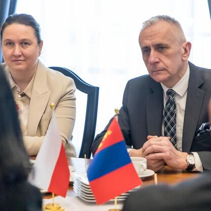 Wicemarszałek Leszek Pietraszek i ambasador Mongolia Oyundari Navaan-Yunden omawiają rozwój współpracy polsko-mongolskiej. (wygenerowano przez AI)