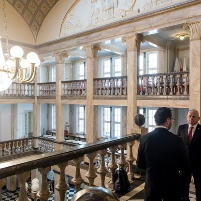 Grandiozna, ozdobna sala w budynku historycznym, wizyta dyplomatyczna, Oyundari Navaan-Yunden, ambasador Mongolii w Polsce. (wygenerowano przez AI)