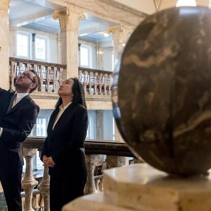 Formalne spotkanie dyplomatyczne w Katowicach, gdzie ambasador Mongolia Oyundari Navaan-Yunden omawia rozwój współpracy z wicemarszałkiem Leszkiem Pietraszkiem. (wygenerowano przez AI)