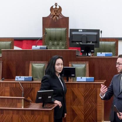 Formalne spotkanie w parlamencie, gdzie ambasador Mongolia Oyundari Navaan-Yunden omawia rozwój współpracy polsko-mongolskiej z wicemarszałkiem Leszkiem Pietraszczakiem. (wygenerowano przez AI)