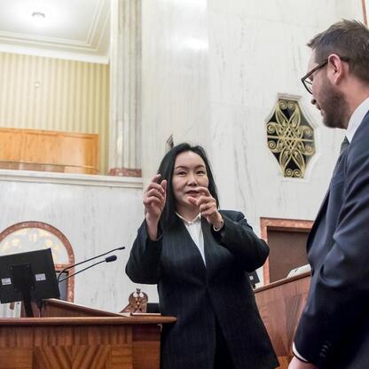Formalne spotkanie dyplomatyczne w Katowicach, gdzie ambasador Mongolia Oyundari Navaan-Yunden omawia współpracę z wicemarszałkiem Leszkiem Pietraszczakiem. (wygenerowano przez AI)