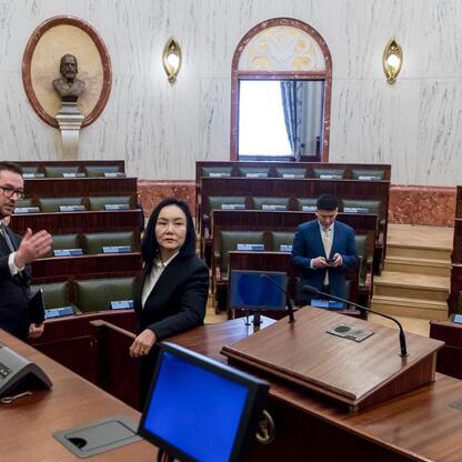 Formalne spotkanie dyplomatyczne w sali posiedzeń parlamentu, gdzie przedstawiciele Polski i Mongolii omawiają rozwój stosunków i handlu. (wygenerowano przez AI)