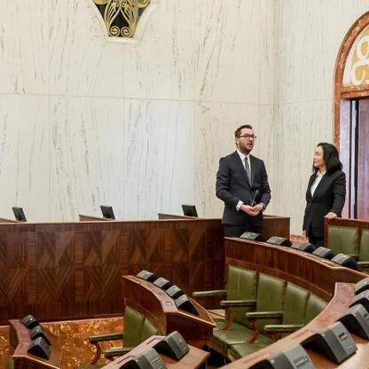 Formalne spotkanie dyplomatyczne w gmachu parlamentarnym, gdzie ambasador Mongolia Oyundari Navaan-Yunden i wicemarszałek Leszek Pietraszek omawiają współpracę polsko-mongolską. (wygenerowano przez AI)