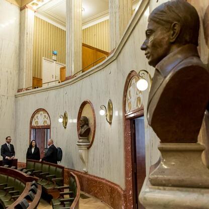 Wnętrze pałacu, rzeźba, rozmowy wokół, kolory Śląska. (wygenerowano przez AI)