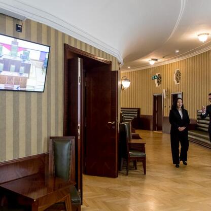 Spotkanie dyplomatyczne w Katowicach, gdzie ambasador Mongolia Oyundari Navaan-Yunden i jego zespół omawiają współpracę polsko-mongolską. (wygenerowano przez AI)