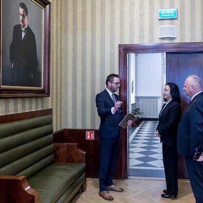 Formalne spotkanie dyplomatyczne w Katowicach, gdzie omawiane są perspektywy współpracy polsko-mongolskiej. (wygenerowano przez AI)