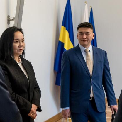 Ambasador Mongolii, Oyundari Navaan-Yunden, w Katowicach, spotkanie z wicemarszałkiem Leszkiem Pietraszczakiem. (wygenerowano przez AI)