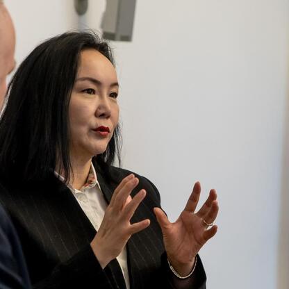 Ambasador Mongolia Oyundari Navaan-Yunden dyskutuje z Leszkiem Pietraszczakiem, wicemarszałkiem Polski, w formalnym uroczystym miejscu. (wygenerowano przez AI)