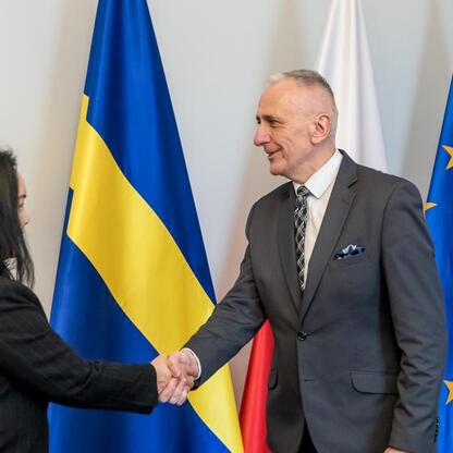 Leszek Pietraszek, wicemarszałek województwa śląskiego, spotkał się z ambasadorem Mongolii, Oyundari Navaan-Yunden, w Katowicach, omawiając rozwój współpracy polsko-mongolskiej. (wygenerowano przez AI)