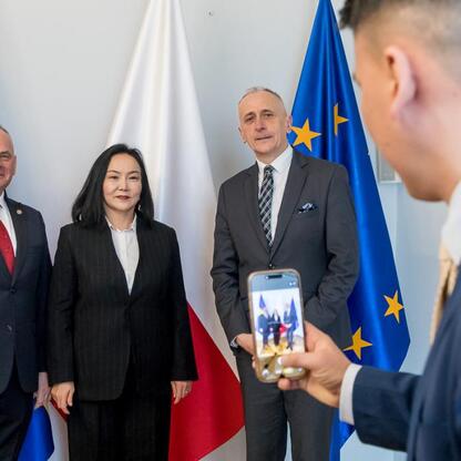 Leszek Pietraszek, Wicemarszałek Województwa Śląskiego, spotyka się z ambasadorem Mongolii, Oyundari Navaan-Yunden, podczas oficjalnej wizyty w Katowicach. (wygenerowano przez AI)
