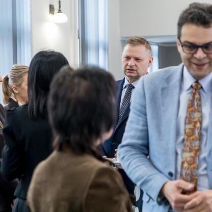 Rafał Adamczyk, członek Zarządu Województwa Śląskiego, wręcza listy gratulacyjne projektom dofinansowym w edukacji przedszkolnej. (wygenerowano przez AI)