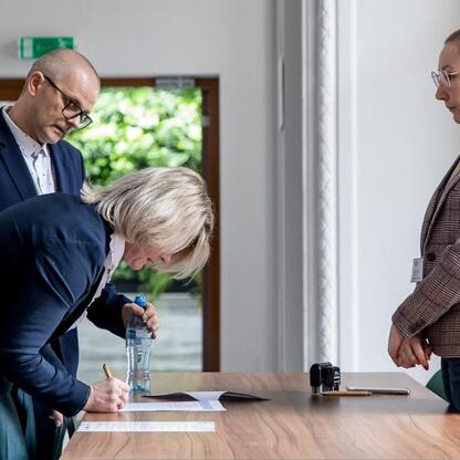 Przedstawiciele 42 organizacji otrzymują listy gratulacyjne w ramach programu dofinansowania projektów edukacji przedszkolnej. (wygenerowano przez AI)