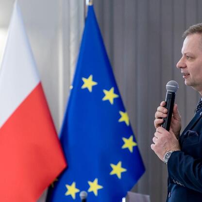 Rafał Adamczyk, Członek Zarządu Województwa Śląskiego, przemawia na konferencji o finansowaniu edukacji przedszkolnej. (wygenerowano przez AI)