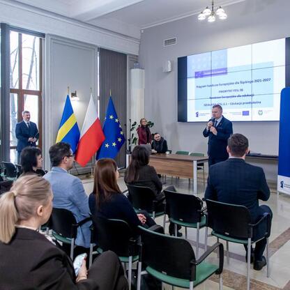 Rafał Adamczyk, Członek Zarządu Województwa Śląskiego, przemawia na konferencji o funduszach dla przedszkoli. (wygenerowano przez AI)