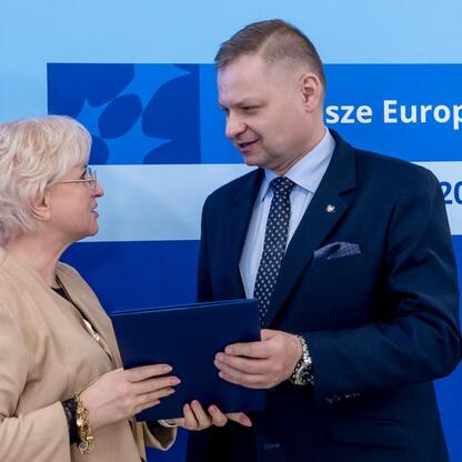 Rafał Adamczyk, Członek Zarządu Województwa Śląskiego, prezentuje dokument funduszy europejskich 2021-2027. (wygenerowano przez AI)