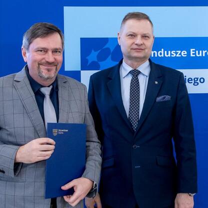 Rafał Adamczyk, członek Zarządu Województwa Śląskiego, prezentuje listy gratulacyjne dla projektów edukacyjnych w przedszkolach. (wygenerowano przez AI)