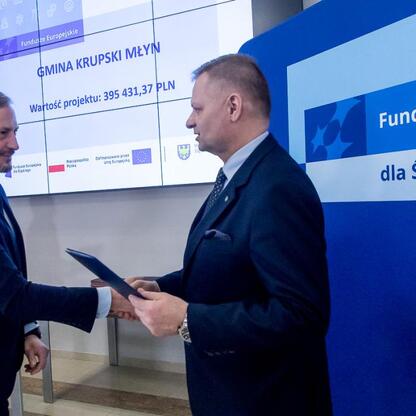 Rafał Adamczyk, członek Zarządu Województwa Śląskiego, wręcza listy gratulacyjne uczestnikom projektów edukacyjnych w Silesia. (wygenerowano przez AI)