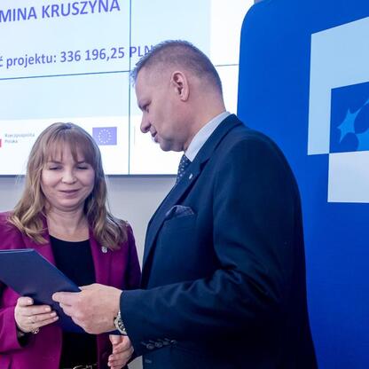 Rafał Adamczyk, członek Zarządu Województwa Śląskiego, wręcza listy gratulacyjne przedstawicielom 42 organizacji edukacyjnych. (wygenerowano przez AI)