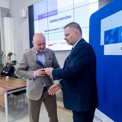 Rafał Adamczyk, członek Zarządu Województwa Śląskiego, wręcza listy gratulacyjne uczestnikom projektów edukacyjnych. (wygenerowano przez AI)