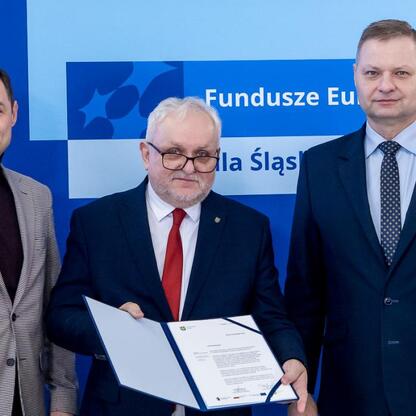 Rafał Adamczyk (Członek Zarządu Województwa Śląskiego) wręcza listy gratulacyjne projektom edukacyjnym finansowanym z Europejskich Funduszy dla Śląska. (wygenerowano przez AI)