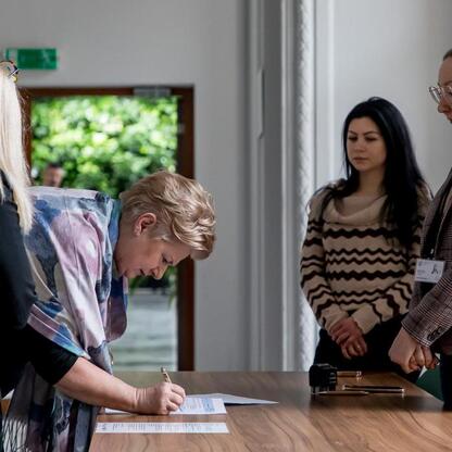 Przedstawiciele 42 organizacji otrzymują listy gratulacyjne w ramach programu dofinansowania edukacji przedszkolnej. (wygenerowano przez AI)