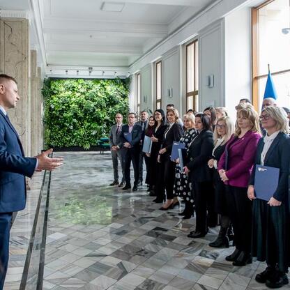 Rafał Adamczyk, Członek Zarządu Województwa Śląskiego, wręcza listy gratulacyjne uczestnikom ceremonii otrzymania dodatkowych funduszy na edukację przedszkolną. (wygenerowano przez AI)
