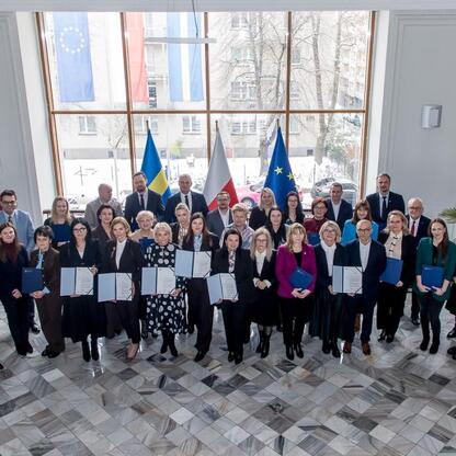 Grupa 42 przedstawicieli organizacji otrzymała listy gratulacyjne, zatwierdzając projekty dofinansowania w Śląskim. (wygenerowano przez AI)