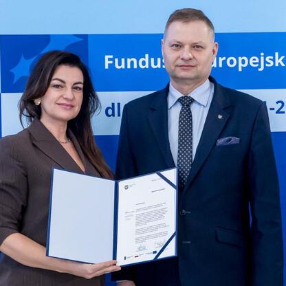 Rafał Adamczyk, Członek Zarządu Województwa Śląskiego, wręcza listy gratulacyjne projektom dofinansowanym w ramach programu Funduszy Europejskich dla przedszkoli 2021-2027. (wygenerowano przez AI)