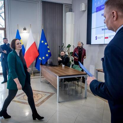 Konferencja o finansowaniu edukacji przedszkolnej w Śląsku, gdzie przedstawiciele 42 organizacji otrzymali listy gratulacyjne. (wygenerowano przez AI)