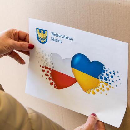 Województwo Śląskie zbiera wsparcie dla Ukrainy, zbiórka sprzętu dla zimowego porządku. (wygenerowano przez AI)