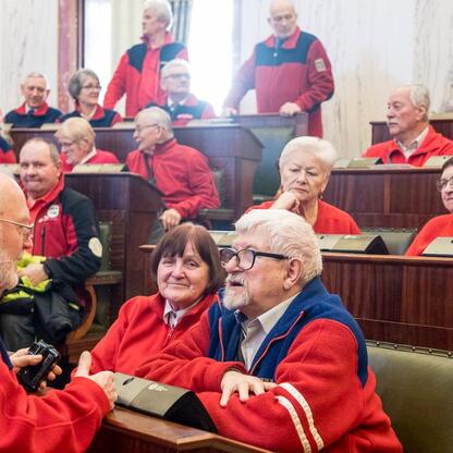 Zwolennicy turystyki z województwa śląskiego uczestniczą w uroczystości z okazji Międzynarodowego Dnia Przewodników Turystycznych. (wygenerowano przez AI)