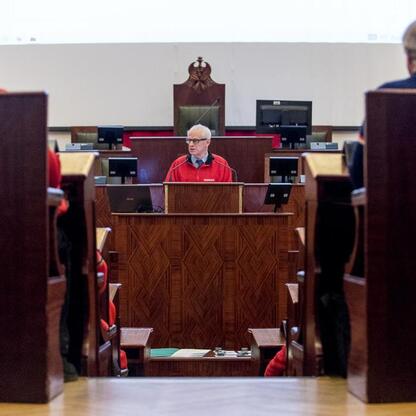 Formalne spotkanie w Sali Sejmu Śląskiego, uczczenie Międzynarodowego Dnia Przewodnika Turystycznego. (wygenerowano przez AI)