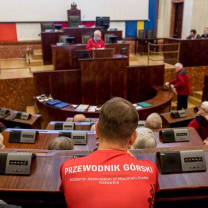 W Sali Sejmu Śląskiego uczestnicy spotkania z okazji Międzynarodowego Dnia Przewodników Turystycznych omawiają rozwój turystyki województwa śląskiego. (wygenerowano przez AI)