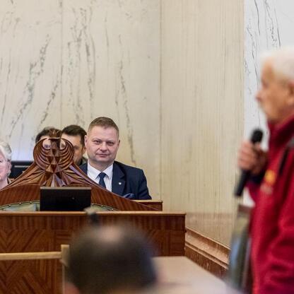 Członek Zarządu Województwa Rafał Adamczyk uczestniczy w uroczystości Międzynarodowego Dnia Przewodników Turystycznych w Sali Sejmu Śląskiego. (wygenerowano przez AI)