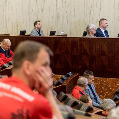 Członek Zarządu Województwa Rafał Adamczyk uczestniczy w spotkaniu z przewodnikami turystycznymi w Sali Sejmu Śląskiego. (wygenerowano przez AI)