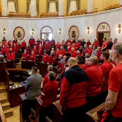 Przewodnicy z województwa śląskiego uczestniczą w Międzynarodowym Dniu Przewodnika Turystycznego w Sali Sejmu Śląskiego. (wygenerowano przez AI)