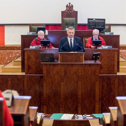 Członek Zarządu Województwa Rafał Adamczyk przemawia na spotkaniu z okazji Międzynarodowego Dnia Przewodnika Turystycznego w Sali Sejmu Śląskiego. (wygenerowano przez AI)