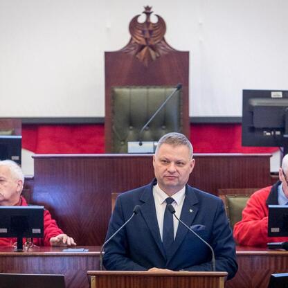 Członek Zarządu Województwa Rafał Adamczyk uczestniczy w uroczystości z okazji Międzynarodowego Dnia Przewodnika Turystycznego w Sali Sejmu Śląskiego. (wygenerowano przez AI)