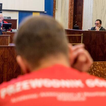 Członek Zarządu Województwa Rafał Adamczyk przemawia na Międzynarodowym Dniu Przewodników Turystycznych w Sali Sejmu Śląskiego. (wygenerowano przez AI)